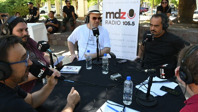 El equipo de Uno Nunca Sabe junto a Ricardo Guerrero y Carlos Burgueño Foto: Alf Ponce Mercado/MDZ