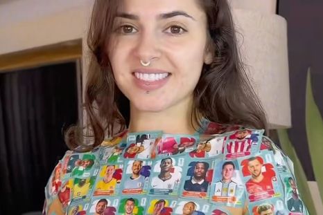 insolito: una influencer brasilena cubrio su cuerpo con mas de mil figuritas del mundial 2026 y estallaron las redes insolito: una influencer brasilena cubrio su cuerpo con mas de mil figuritas del mundial 2026 y estallaron las redes