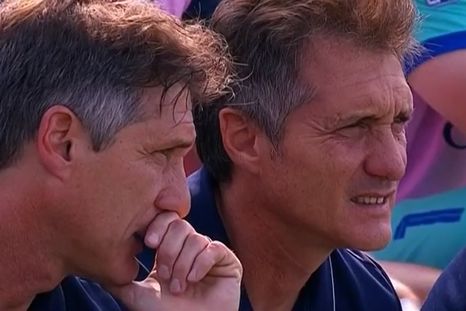 Confundieron a Guillermo con Gustavo en la conferencia de prensa y su reacción se volvió viral. Confundieron a Guillermo con Gustavo en la conferencia de prensa y su reacción se volvió viral.