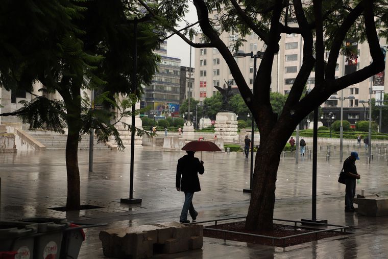 Las lluvias persistentes marcaron la jornada en Ciudad de México, donde se mantuvo el cielo cubierto durante gran parte del día, según el pronóstico de la Conagua.