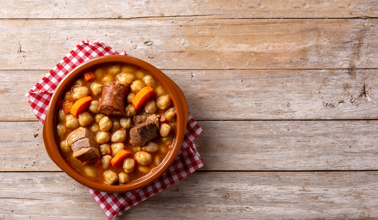 Originalmente, la receta se cocinaba en olla de barro sobre fuego lento, lo que permitía que los sabores se mezclaran de manera uniforme y se concentrara el aroma del guiso.