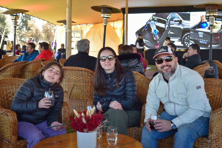 Viviana Bruschi, Alejandro Ramírez y la pequeña Juliana. Viviana Bruschi, Alejandro Ramírez y la pequeña Juliana.