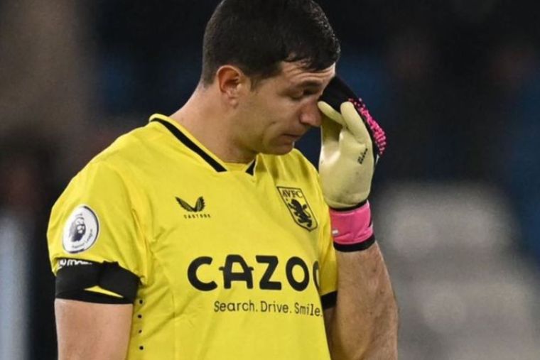 El Dibu Martínez pidió perdón tras la derrota del Aston Villa ante el Manchester City. Foto: @emi_martinez26