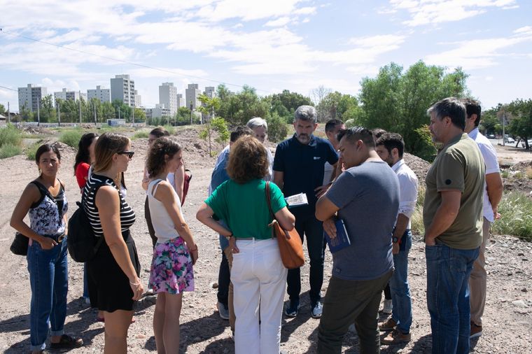 Ulpiano Suarez junto a funcionarios de la AABE en el gigantesco predio Foto: Ciudad de Mendoza
