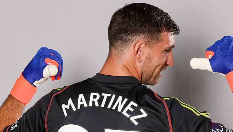 Dibu Martínez cambió el número de su camiseta en el Aston Villa. Foto: Aston Villa