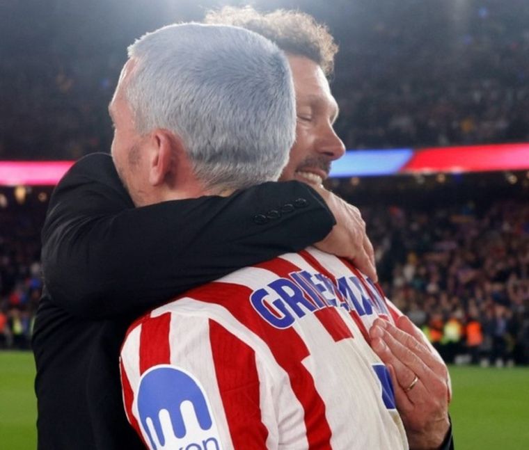 Diego Simeone y un emotivo abrazo con Antoine Griezmann.