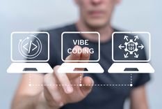 La práctica del vibe coding reemplaza la comprensión técnica del humano por la generación automática de código.