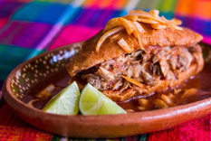 La receta tradicional distingue entre salsa suave y salsa picante, cada una con su propio nivel de intensidad.