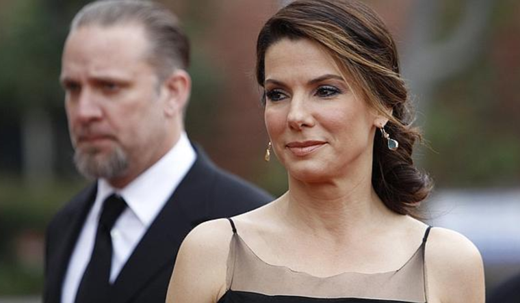Sandra Bullock enfrentó un humillante y súper conflictivo divorcio con su primer esposo, Jesse James. Foto: AP