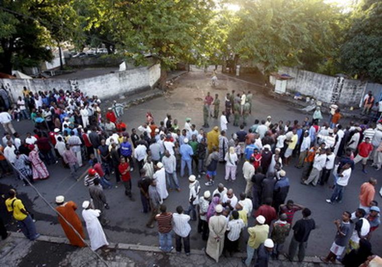 Los familiares esperan noticias sobre las víctimas el accidente aéreo. Foto: EFE