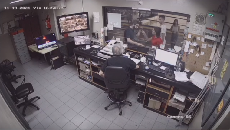 El hombre permanece internado en grave estado y el agresor se mantiene prófugo.