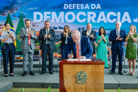 Lula vetó la posibilidad de que la condena de Jair Bolsonaro se reduzca considerablemente. Lula vetó la posibilidad de que la condena de Jair Bolsonaro se reduzca considerablemente.