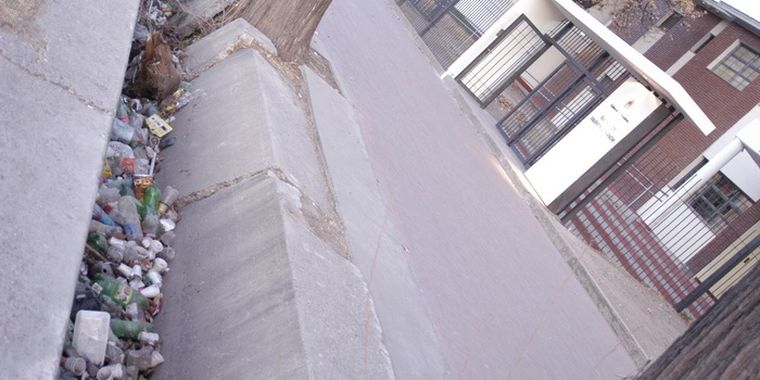 Mugre en la acequia frente a la Escuela Valentín Bianchi Foto: Ariel Jalley/Mediamza.com