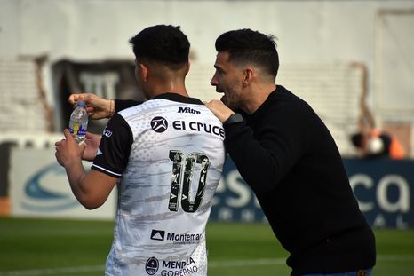 Ariel Broggi le da indicaciones al 10, Lucas Bustos.&nbsp;