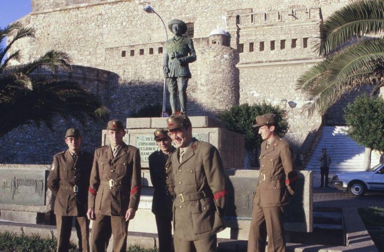 En Ceuta y Melilla se produjo el levantamiento militar que dio paso a la Guerra Civil española. En Melilla hubo una estatua del dictador Francisco Franco hasta 2021 (foto de 1987).