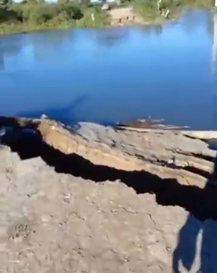 Provincia de Santa Fe Por las crecidas, el antiguo puente no resistió y terminó derrumbándose Foto: Captura de video