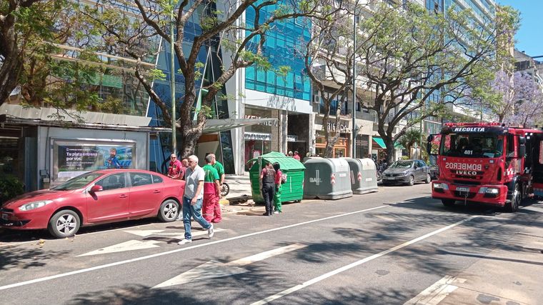 Bomberos de la Ciudad llegaron a combatir las llamas en el edificio de Zurich. Bomberos de la Ciudad llegaron a combatir las llamas en el edificio de Zurich.