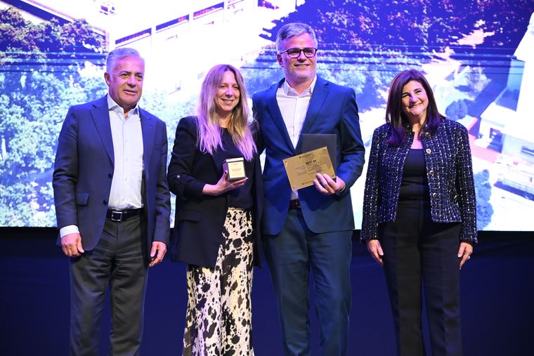 Marcos Jofré y Fernanda Vila, de bodega Trivento, reciben el reconocimiento de manos del gobernador Cornejo y la presidente del Emetur, Gabriela Testa.