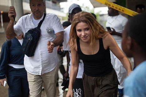 Shakira visitó por sorpresa el departamento de Chocó y prometió contribuir a la reconstrucción de parte de sus escuelas. Shakira visitó por sorpresa el departamento de Chocó y prometió contribuir a la reconstrucción de parte de sus escuelas.