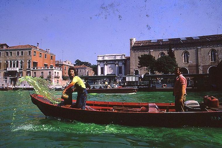 Nicolás García Uriburu, foto de la coloración en Venecia. Nicolás García Uriburu, foto de la coloración en Venecia.