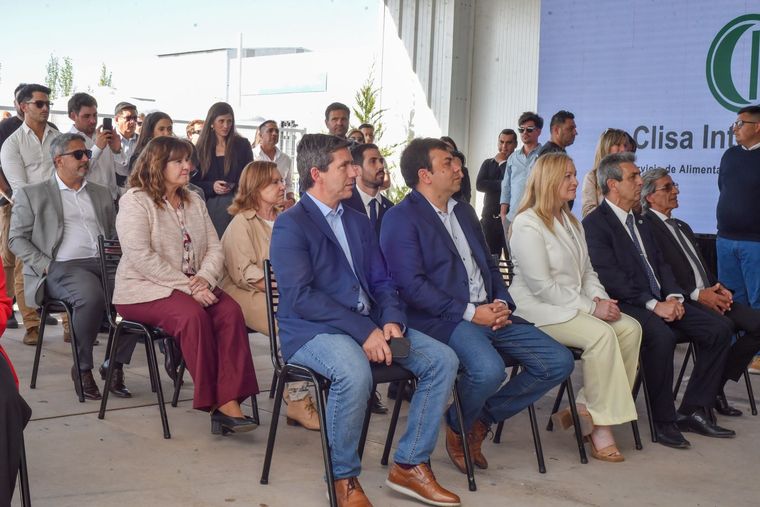 En primera fila, las autoridades provinciales y de Las Heras se hicieron presentes en la inauguración de la nueva planta de Clisa. En primera fila, las autoridades provinciales y de Las Heras se hicieron presentes en la inauguración de la nueva planta de Clisa.