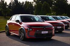 Fabricado en España, en la planta de Stellantis de Zaragoza, el Lancia Ypsilon se encuentra disponible desde 24.200 euros.