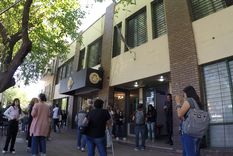 Fila para ingresar con turnos a uno de los registros del automotor más concurrido de Mendoza, ubicado en calle Belgrano.