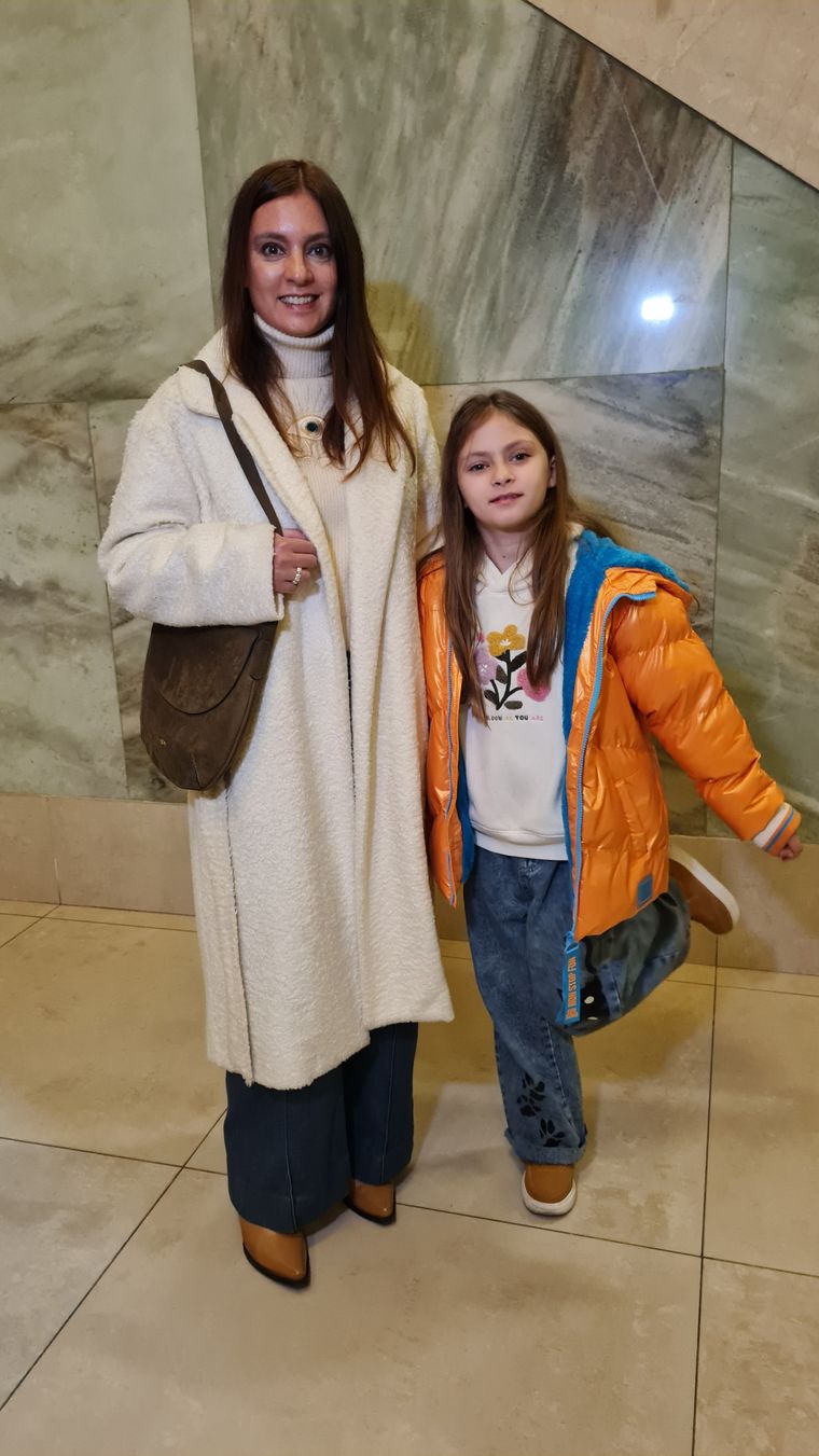 Victoria y Anastasia, madre e hija muy cancheras. Victoria y Anastasia, madre e hija muy cancheras.