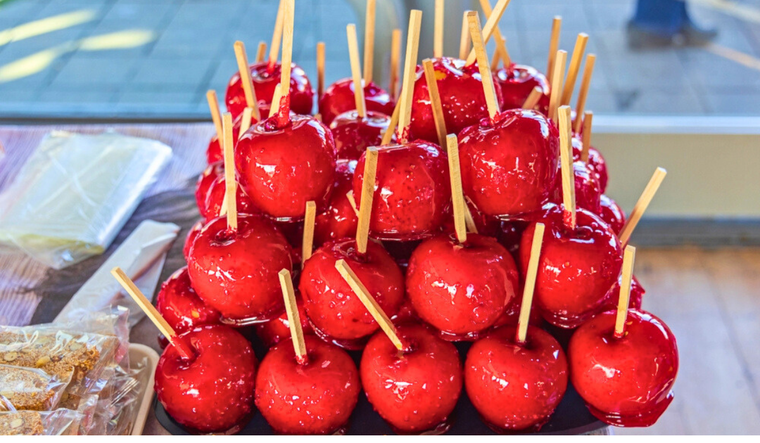 Manzanas con caramelo: el dulce perfecto para celebraciones y fiestas Foto: Shutterstock