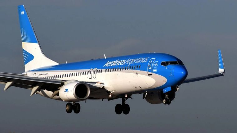 Aerolíneas Argentinas en el último balance tiene un déficit de doscientos cuarenta y seis millones de dólares. En otros países se preguntarían que hacer con esa empresa. Foto: MDZ