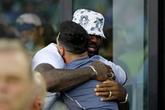 Lionel Messi se cruzó a LeBron James en el estadio del Inter. Foto: Noticias Argentinas
