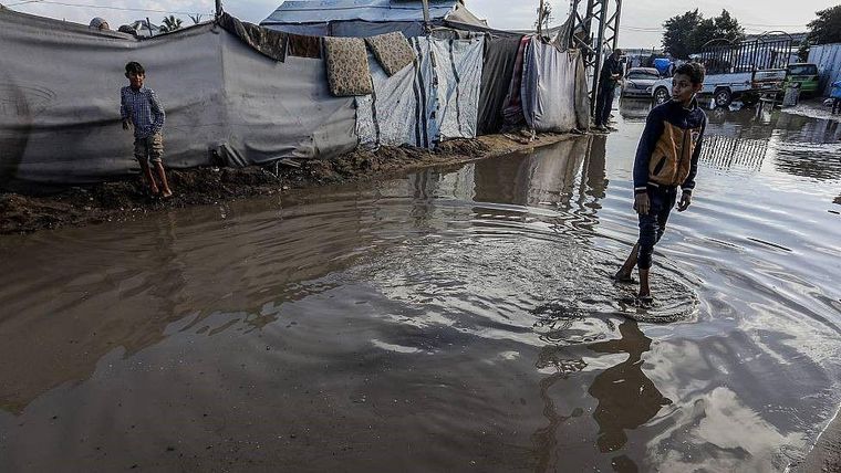 "Las tiendas resistieron dos años bajo el sol y la lluvia, y no pudieron soportar este aguacero".