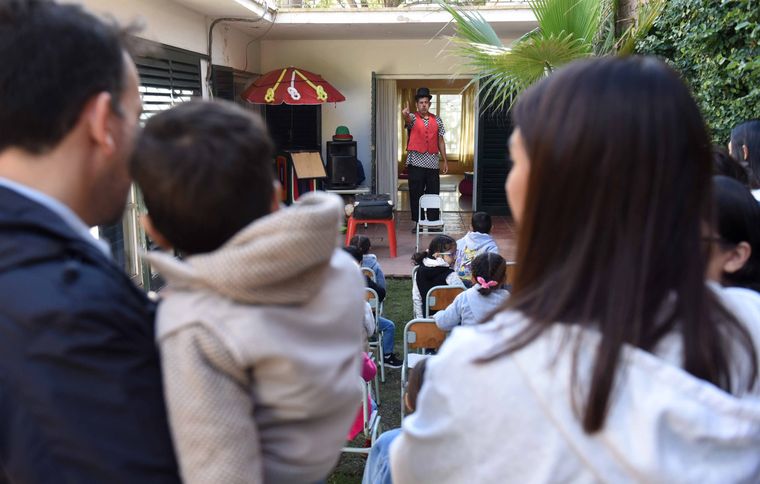 Los padrinos comparten juegos y actividades recreativas con los chicos. Los padrinos comparten juegos y actividades recreativas con los chicos.