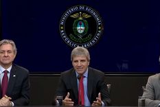 Luis Caputo entre su viceministro José Luis Daza y al secretario de Finanzas, Federico Furiase.
