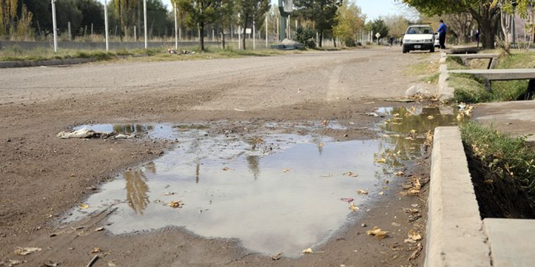 A causa de caños rotos, el agua se pierde en el Barrio El Sosneado. Foto: Mediamza.com