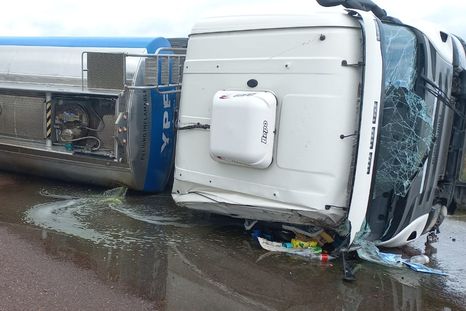 El camión venía perdiendo combustible, volcó y así quedó en Alvear.