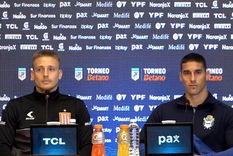 Santiago Ascacibar y Leonardo Morales protagonizaron un picante momento en la conferencia de prensa previa al Clásico Platense. Foto: @LigaAFA