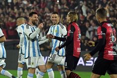 Messi protagonizó un simpático momento con Heinze. Foto: Télam