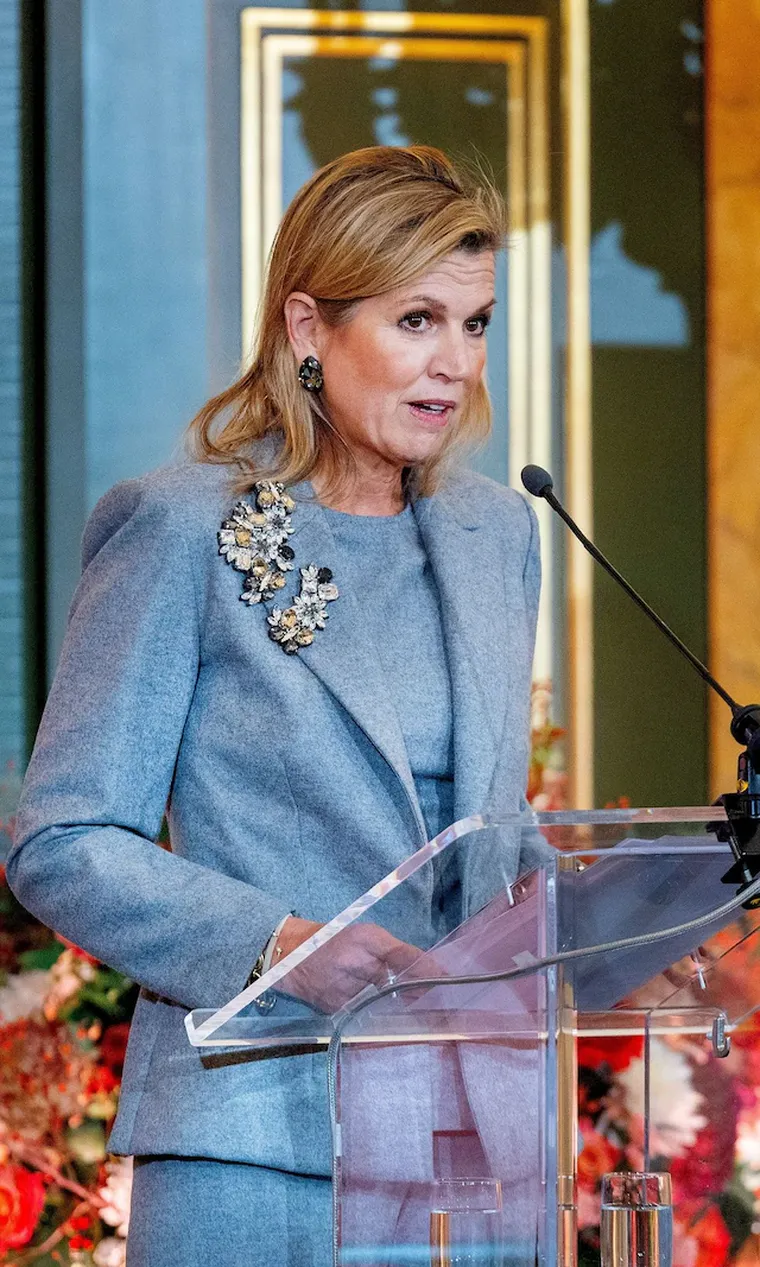 El detalle más brillante del look de la reina Máxima. El detalle más brillante del look de la reina Máxima.