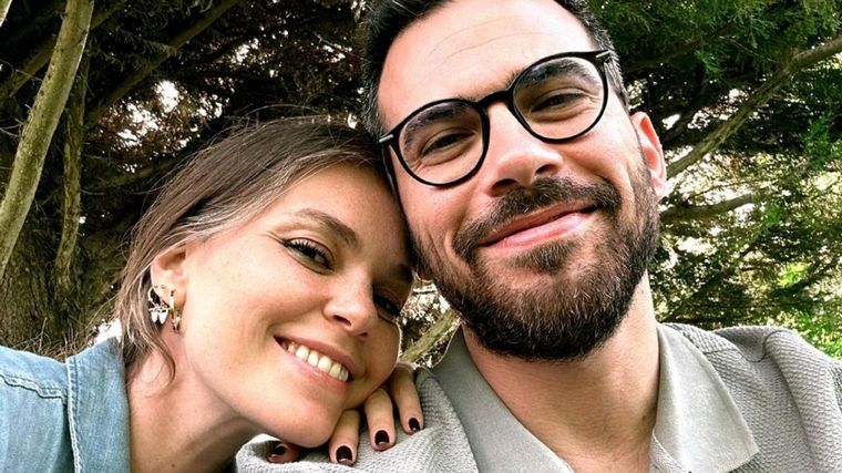 Asli Enver y Berkin Padres primerizos. Foto: @aslienver