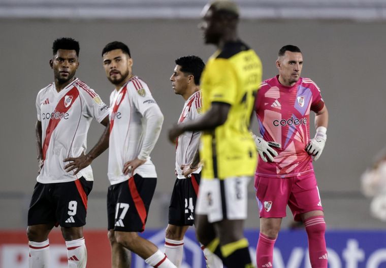 Se dio un peculiar cruce entre Enzo Pérez y Borja durante el duelo de River con Barcelona. Foto: Fotobaires