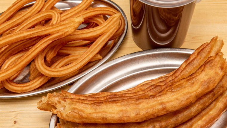 Algunas versiones actuales reinventan la receta clásica añadiendo rellenos o coberturas dulces. Algunas versiones actuales reinventan la receta clásica añadiendo rellenos o coberturas dulces.