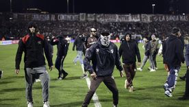 Un nutrido grupo de barras de Platense se metió al campo de juego y se enfrentaron con la policía.&nbsp;