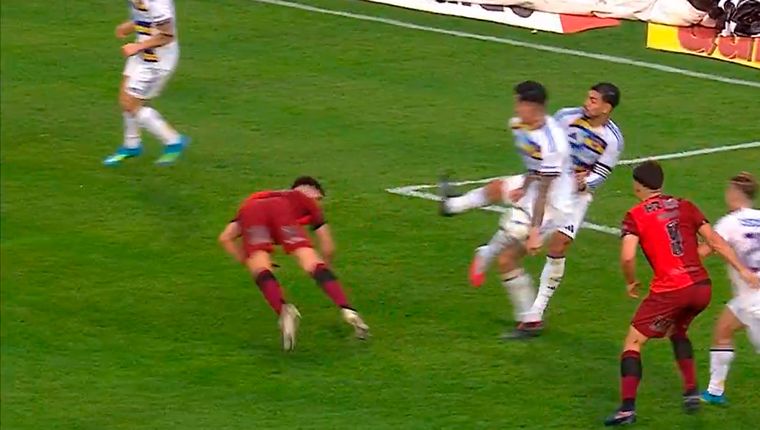 Newells reclamó un penal ante Boca por mano de Di Lollo, pero no se sancionó nada.