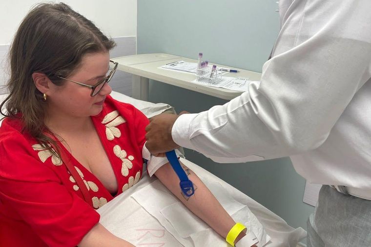 Maria Paula realizando una prueba genética en 2023, cuando recibió el diagnóstico de la enfermedad.