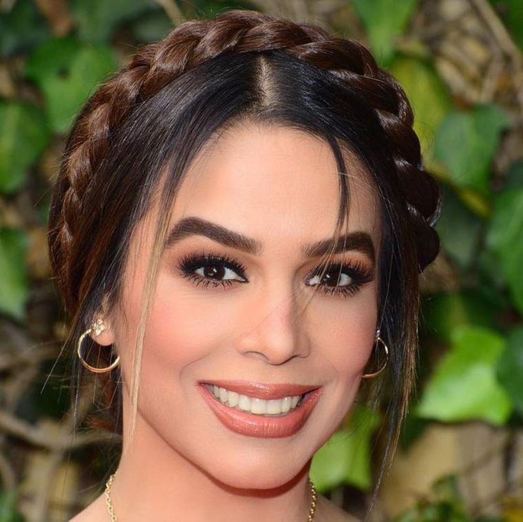 El hijo de Bibi Gaytán habló por primera vez de su supuesta relación con una actriz mayor que él.