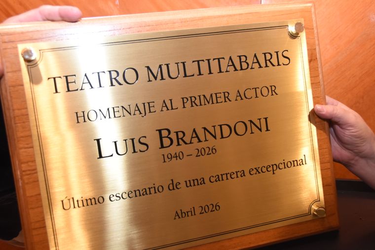 La placa conmemorativa dedicada a Luis Brandoni. La placa conmemorativa dedicada a Luis Brandoni.