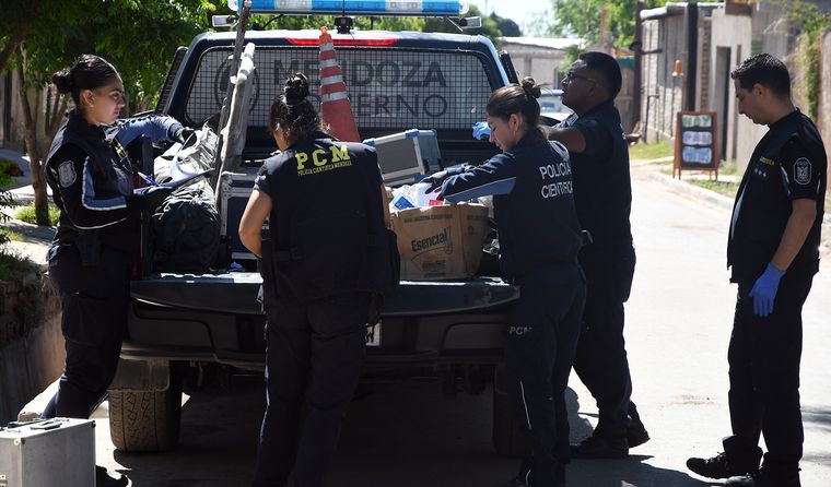 La Policía Científica trabajó en la escena del hallazgo del cadáver. La Policía Científica trabajó en la escena del hallazgo del cadáver.