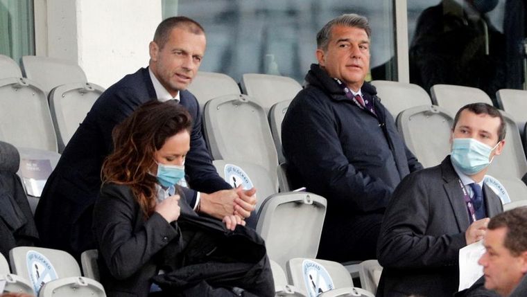Aleksander Ceferin, presidente de la UEFA, junto a su par del Barcelona en la final de la Champions femenina Foto: EFE