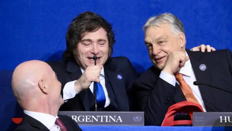 Milei junto a su par húngaro Viktor Orbán en febrero